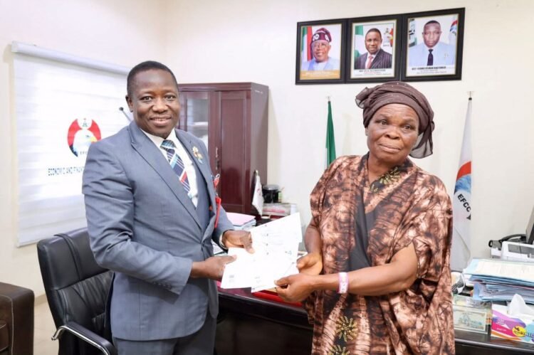 EFCC Hands over Recovered N42.5m to 70-yr-old Widow Victim in Kaduna