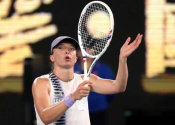 Swiatek Survives Scare To Make Australian Open Second Round