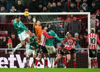 Van Dijk Header Sinks Sunderland To Boost Liverpool’s Bid For UCL