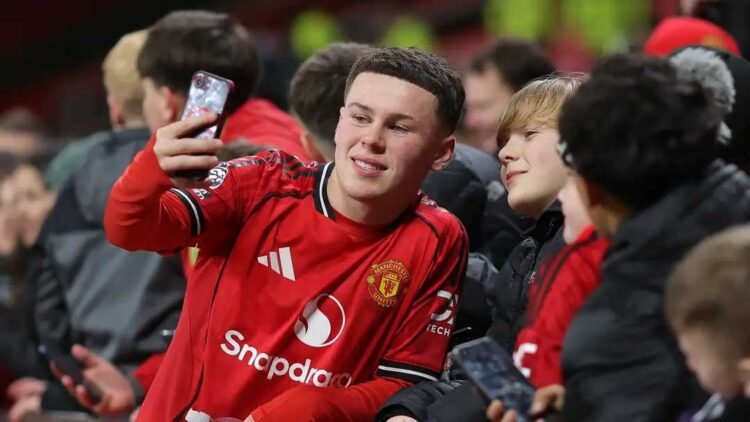 Wayne Rooney Watches Son Kai Comes On As Sub For Man Utd U18s