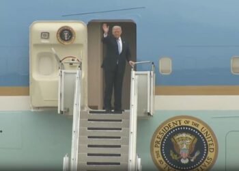 Donald-Trump-waving-from-Air Force One, Trump China summit departure photo